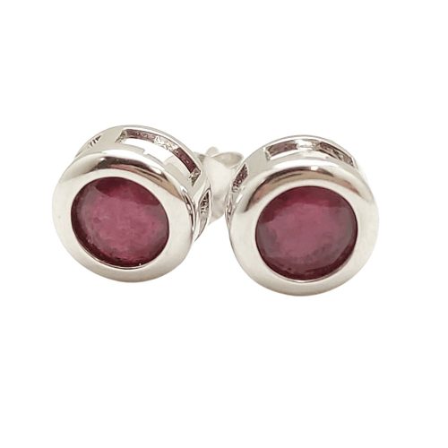 Ezüst fülbevaló rubin kővel button foglalatban